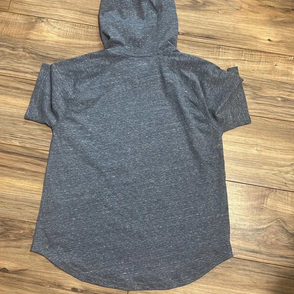 NWT. Woman’s Grey & Purple Under Armour hooded T-shirt. Size M. - Picture 6 of 6